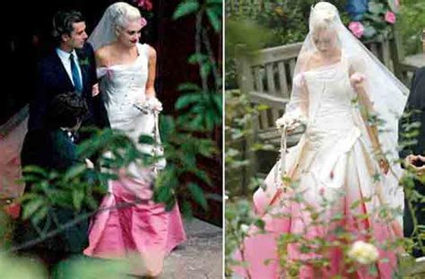 It's almost been 6 years since the couple met back while they were both judges on the tv show the voice. Gwen-Stefani-Wedding-Dress | PreOwned Wedding Dresses
