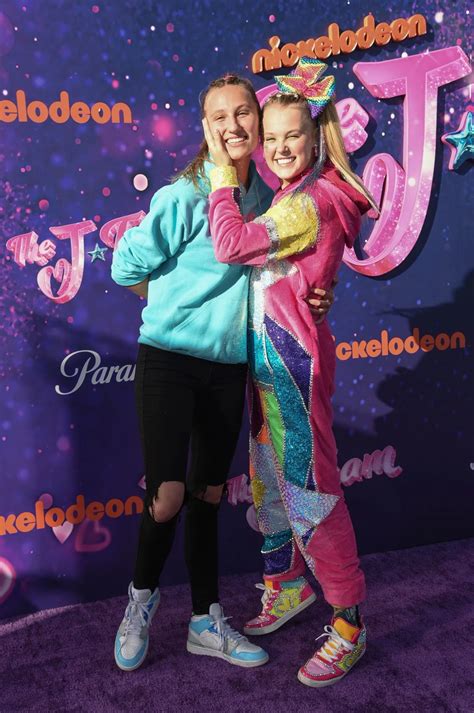 Who Is Jojo Siwa Dating In 2023 Learn All About Her Dating History