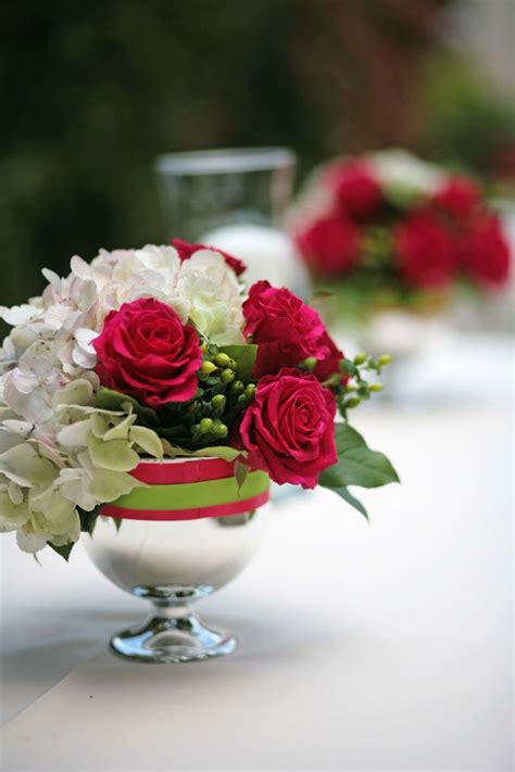 Hvis designet på den rigtige måde. Hot pink, lime green and white | Floral wreath, Floral ...