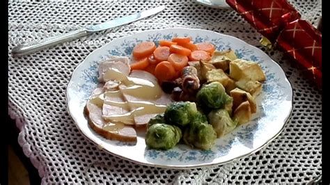 TRADITIONS & FOOD: A Traditional British Christmas Lunch - YouTube