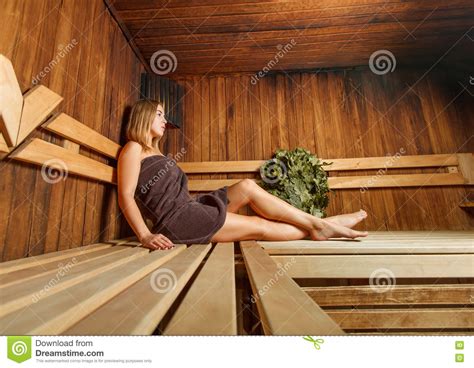 La Bella Donna Prende Il Rilassamento Nella Sauna Fotografia Stock Immagine Di Distendasi