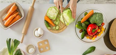 Banyak orang yang menghindari konsumsi daging seperti ayam saat sedang diet. Cara Diet Sehat yang Benar untuk Pemula- Farmaku.com