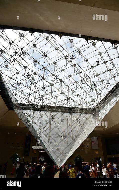 Pirámide De Cristal Invertidaparísfrancia Fotografía De Stock Alamy