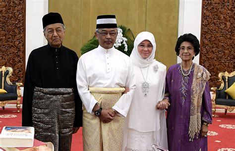 Sistem beraja di malaysia adalah sangat unik. King, Queen Throw Surprise Birthday Party for PM, Wife at ...
