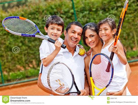 familie,-die-tennis-spielt-stockbild-bild-von-familie