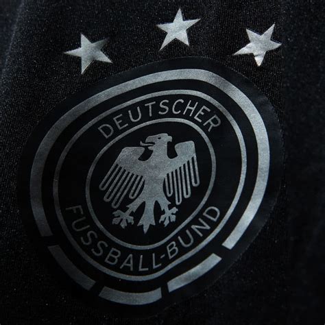 Dieser pinnwand folgen 316 nutzer auf pinterest. Das DFB Auswärtstrikot der Nationalmannschaft für die WM ...