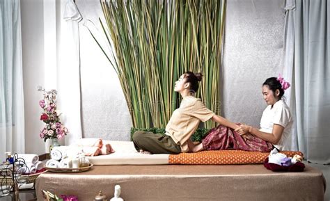 Masseuse Thalandaise Faisant Le Massage Pour La Femme De Mode De Vie