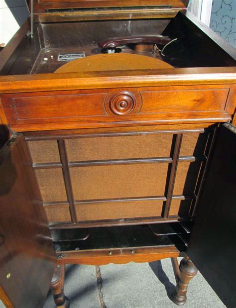 Uhuru Furniture And Collectibles Sold Victrola Hand Crank Record Player