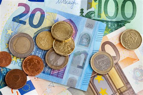 Second table presents all possible exchange rates to euro (eur). Geld-Euro-Münzen und -Banknoten — Stockfoto © iga #140730848