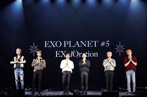 Aksi Chanyeol And Baekhyun Pakai Blangkon Tutup Konser Exo Di Indonesia
