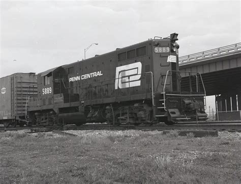 Penn Central Detroit Michigan Gp7 5889 Ex Prr Gp7 8509 1970