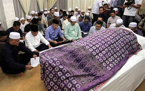 Is your surname abd hamid? Datuk Seri Ahmad Zahid Hamidi membaca surah yasin ketika ...