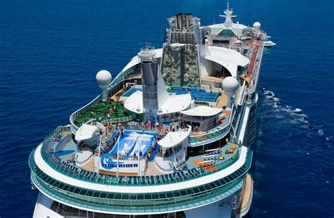 Liberty of the seas is the only royal caribbean ship to offer the tidal wave slide, which is the first boomerang style slide at sea. Maailman kymmenen suurinta risteilyalusta