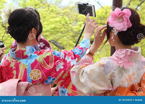 Filles Japonaises Prenant Le Selfie Photo stock éditorial Image du