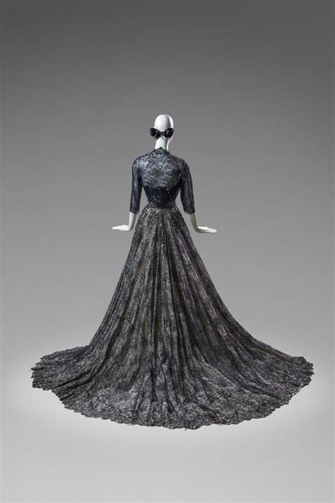 Hubert De Givenchy Robe De Bal En Dentelle Chantilly Et Satin Et Boléro