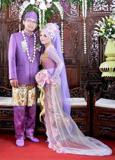 Tidak hanya gaya kebaya ini saja memang, dari sisi perpaduan dengan jilbab kalian bisa menggunakan mana. model kebaya modern resepsi | Baju pengantin, Pengantin ...