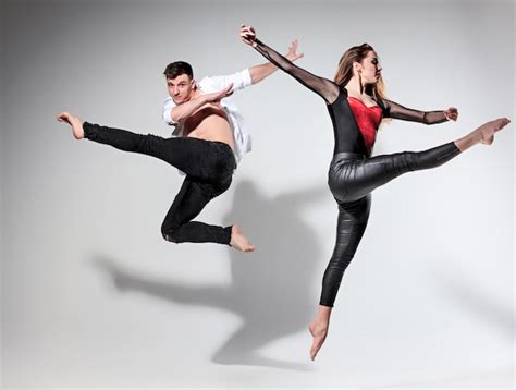 Dos Personas Bailando En Estilo Contemporáneo Foto Gratis