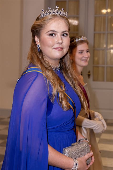 Prinses Amalia Draagt Koningsblauwe Jurk Van Essentiel Antwerp
