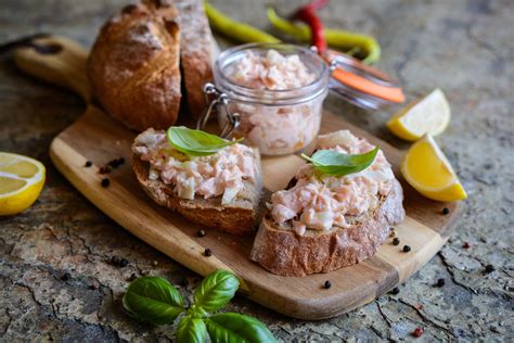 Best salmon mousse recipes from salmon mousse cups recipe. Finger food: 10 tasty and fast recipes | Cookist.com