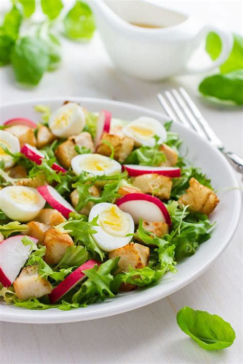 Salade de pommes de terre précoces aux asperges poulet et radis