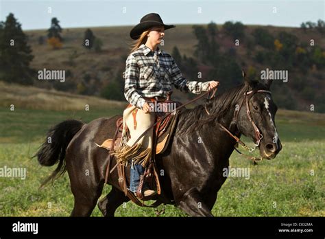 Cowgirl Auf Einem Schwarzen Pferd Reiten Stockfotografie Alamy