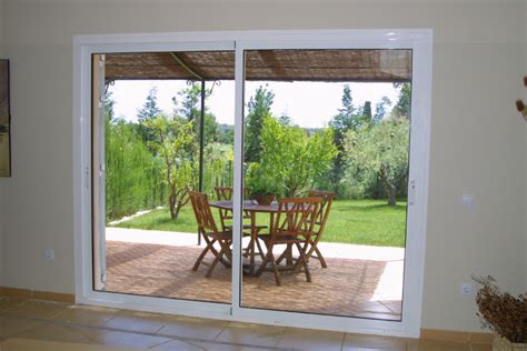 Aislar el cajón de la persiana. Casa residencial, familiar.: Ventanas de madera ...