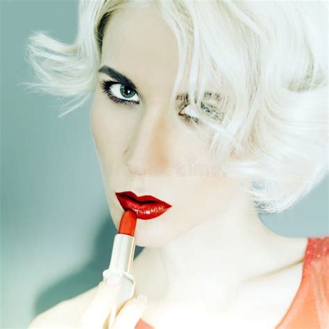 dame blonde sensuelle avec le rouge à lèvres rouge image stock image du féminité lumineux