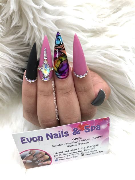 Pin de Evon Nails Spa en Evon nails spa Manicura de uñas Manicura bonita Uñas con piedras