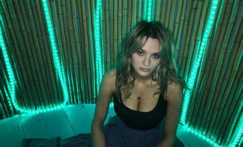 Hunter King Covered Her Big Boobs With Watermelons Photos The