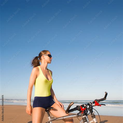 Junge Frau Am Strand Mit Fahrrad Stock Foto Adobe Stock