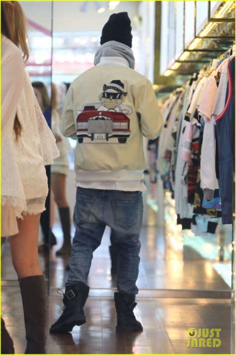 Photo Justin Bieber Holds Onto Van While Riding Skateboard 13 Photo