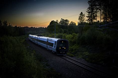 Lol en kan inte ha marmorgolv/skiffer eller vad det nu var i en tågstation i det här landet, blir ju svinkallt. Servering på Öresundståg