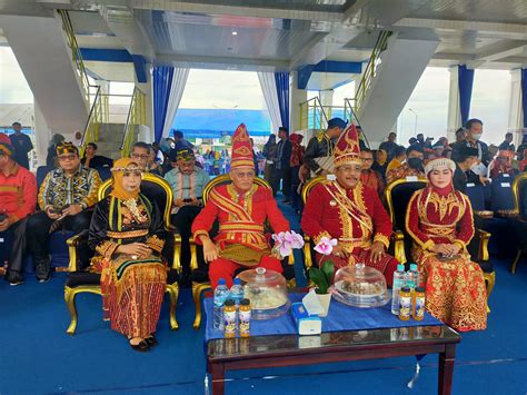 Pakai Baju Adat Moronene, Pj Sekda Sultra Pimpin Perayaan HUT Bombana