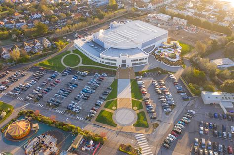 Butlin's is famous for its family entertainment and its signature 'redcoats' who put on events for the guests. Butlins Bognor Regis Splashpool