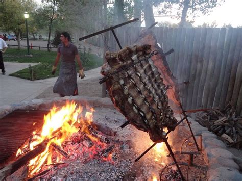 Foso, pozo, fuego, tolva, de pozo, picadura, incendio, incendios, punteadura. Fire pit cooking, Argentine style! | Outdoor Cooking ...
