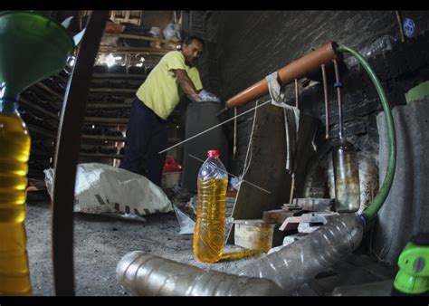 Bahan Bakar Minyak Dari Sampah Plastik ANTARA Foto