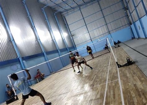 It is 5 feet or 1.524 metres tall in the middle whereas its height increases to 5 ft 1 inch or 1.55 metres at the edges. Sports Arena Badminton Academy Basai - GW Sports App