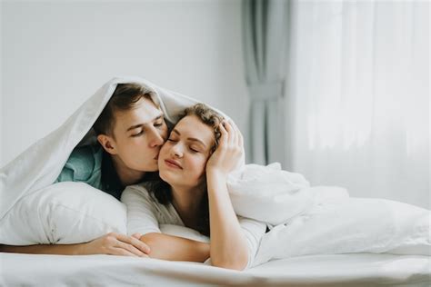 21 Frisch Fotos Man Und Frau Im Bett Mann Der Frau Im Bett Mit Den Rosafarbenen