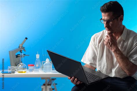 Stockfoto Modern Scientist Biologist With Laptop In His Hands Behind