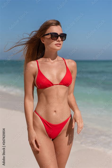 Beautiful sexy girl in a red bikini on the ocean 스톡 사진 Adobe Stock