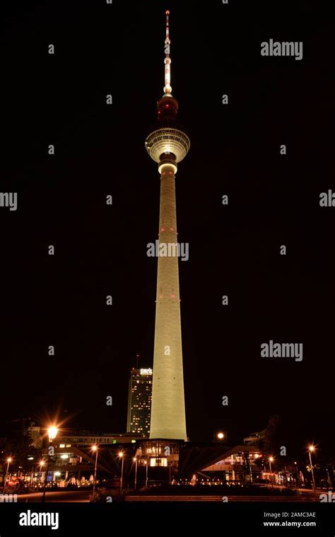 Berliner Fernsehturm Fernsehturm Fotos Und Bildmaterial In Hoher