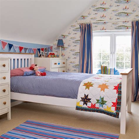 Salah satu cara untuk memaksimalkan kamar super kecil adalah membentuk pintu yang juga kecil. Desain Kamar Tidur Minimalis Ukuran 2x2 - Berbagai Ukuran