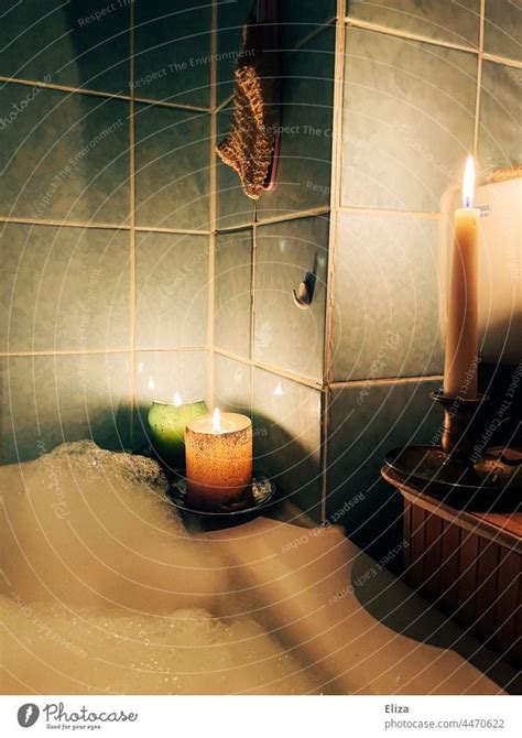 Badewanne Mit Badeschaum Im Kerzenlicht Ein Lizenzfreies Stock Foto Von Photocase