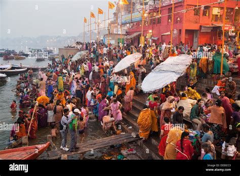 Indisch Hinduistischen Pilger Und Gläubige Baden Im Ganges Am Morgen Eines Diwali Festivaltage