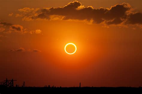 Schematické znázornění vzniku zatmění slunce. Zatmění Slunce 29. dubna bude připomínat prstenec ohně ...