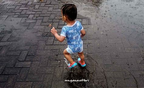 Misalkan kita bermain di indonesia, maka kita akan. Tips Mengajak Anak Bermain Hujan dan Efek Sampingnya - Mega Savithri