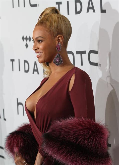 Boobi Licious Beyoncé Takes The Plunge In Cleavage Baring Dress For Tidal X Concert 10 Sexy Pics
