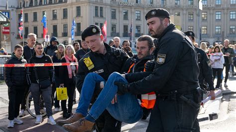 Straßenblockade In München Polizei Nimmt Aktivisten In Gewahrsam