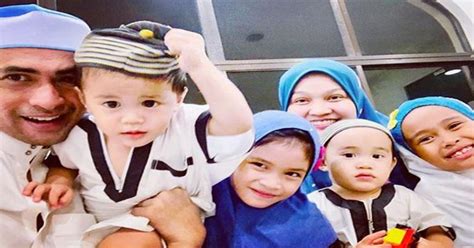 Bagaimana pembahagian waktu solat dilakukan? Anak Kembar 'Behave' Di Masjid Waktu Tunai Solat Tarawih ...
