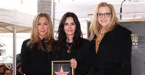 Friends Jen Aniston Lisa Kudrow Courteney Cox Reunite Photos